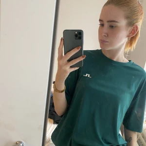 J.lindeberg t-shirt  - Herrstorlek men passar dam om man vill ha oversized 
