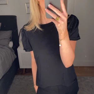 Tshirt - Svart tshirt med puffärmar från lager 157 i storlek S🤍