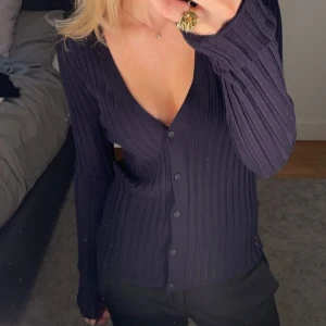 Kofta - Mörkblå kofta ifrån ginatricot i storlek M🤍