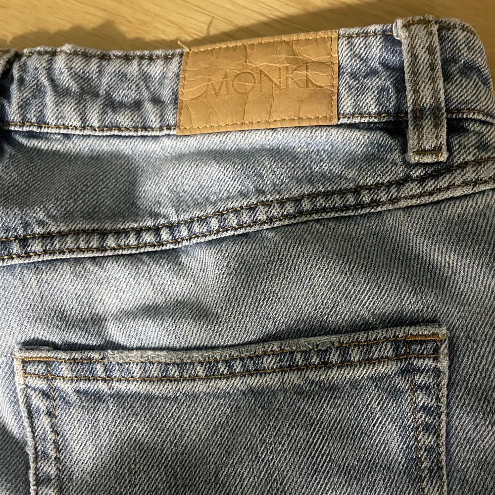 Baggy jeans som säljs för de används inte , skulle passa perfekt om man är runt 165 cm 💓 den ända defekten är att det finns små svarta fläckar och de e lite slitna på botten . Jeans & Byxor.