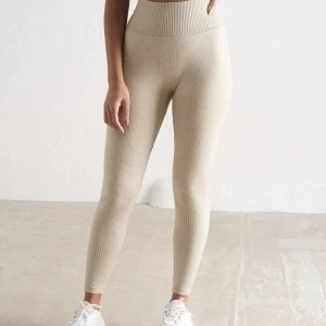 Beige ribbed seamless tights, Aimn - Beige ribbed seamless tights från Aimn i storlek XS. Säljes då de inte används, använda fåtal gånger så är som nyskick. Ordinarie pris 599kr