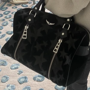 Zadig väska - Intressekoll på min Zadig väska. Köpes i vinter 2021. Har tyvär ingen dustbag eller kvitto. Har tappat bort de då de va så längesen jag köpte den. Har endast används fåtal gånger. Köpte i butiken i Stockholm och kan garentera att den är äkta. Nypris 6400