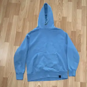 Blå Pull & bear hoodie, skick 9/10