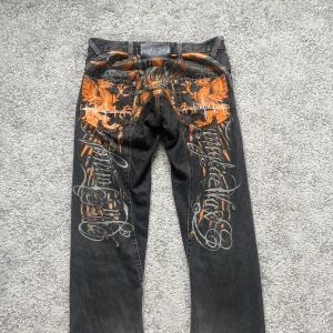 WAX jeans - köpta från plick, jag själv har ej använt dem så mycket. Det har lite slitningar där nere, pga att de är långa (lätt att fixa med säkerhets nål) innerben: 87cm ytterben: 109cm midja rakt över: 40cm fot-bredd: 23cm.. kolla gärna in de andra WAX på min sida