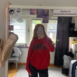 Nike hoodie - så snygg, men använd av mig ca 3 ggr pga ingen zip. finns ett litet hål under höger Axel (se bild 3). Lite oversized, jag brukar ha S.