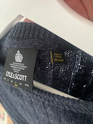 Lyle and scott tröja - Lyle and scott tröja, köpt för 750, säljs för 300kr, köparen står för frakt, 200kr vid snabb affär