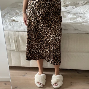 Leopardmönstrad sidenkjol - Säljer för att jag aldrig använder den, så den är i nyskick. 