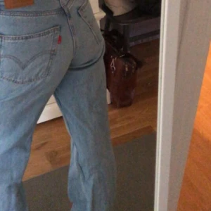 Levis jeans - Säljer dessa nästan oanvända Levis jeans som jag köpte för nått år sen!💗 kom privat för fler bilder och detaljer💋 pris kan diskuteras & frakt tillkommer. NYPRIS; 1300💘