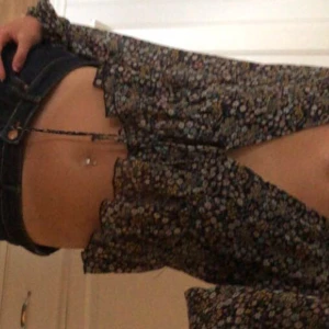 Blus - En jätte fin blommig blus från bikbok! Den är aldrig använd då det ibte riktigt är min stil💗 kom privat för fler bilder och detaljer, frakt tillkommer & priset kan diskuteras 💋