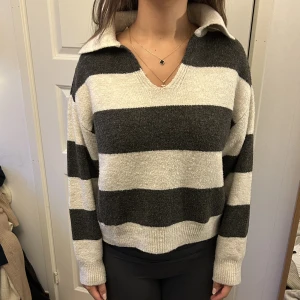 Stickadtröja - Fin stickad tröja som knappt är använd!🫶🏼