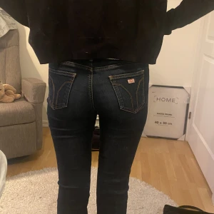 Lågmidjade Miss sixty jeans  - Säljer mina miss sixty då de inte används längre! De är bootcut, utsvängda! Hon på bilden är 165 cm. Skriv för mått 💞