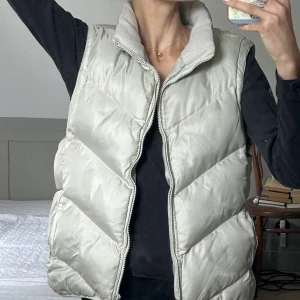 Beige väst - Perfekt till nu när det blir kallare. Passar XS-M beroende på önskas passform. Möts upp vid slussen om så önskas!🦸‍♂️