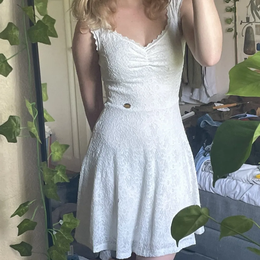 Vit känning med broderi över hela, underklänning, använd en gång och inga defekter. Fin till skolavslutning, student eller annat event. Kostade 500kr. Mekot.