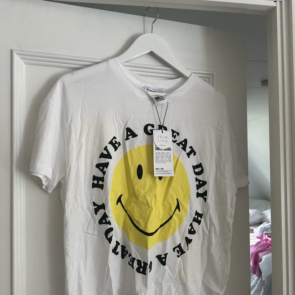 Aldrig använd med prislapp Stradivarius x Smiley Sitter som en M/L. T-shirts.