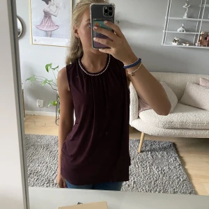 Vinröd tröja - Säljer denna snygga tröjan som är vinröd samt har små pärlor runt ”halsen”
