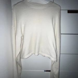 Stickad tröja  - Benvit stickad tröja från NA-KD. I bra skick!!