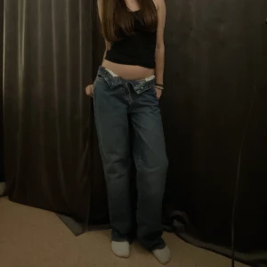 Blå baggyjeans - Blå baggy jeans ifrån carlings Bra skick men lite slitna ändar vid fötterna Jag viker ner mina byxor eftersom att de är för stora  