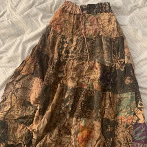 Lång kjol - Lång mönstrad kjol