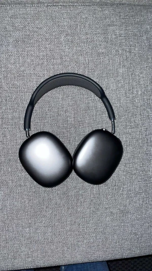 Air pod Max  - Bra skick inget fel fungerar som de ska  En liten repa på ena hörluren inget stort annars allt som de ska  Kom priv vid frågor 