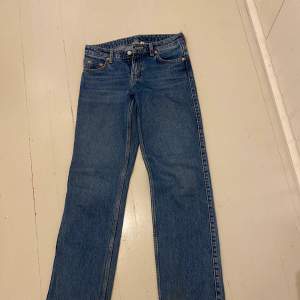 !!TRYCK EJ KÖP NU!!  Super fina lågsinnade jeans ifrån weekday! Nypris 599kr men säljer för 400!! Perfekt i längd på mig som är ca 170 lång och vanligtvis har 34/36🙌🏼