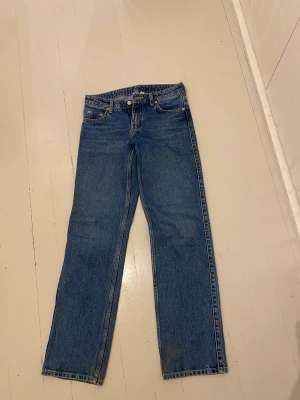 Lågmidjade jeans - !!TRYCK EJ KÖP NU!!  Super fina lågsinnade jeans ifrån weekday! Nypris 599kr men säljer för 400!! Perfekt i längd på mig som är ca 170 lång och vanligtvis har 34/36🙌🏼