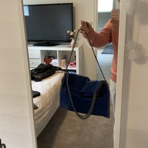 Blå kedjeväska - Blå kedjeväska köpt på nätet någonstans. Säljes i befintligt skick