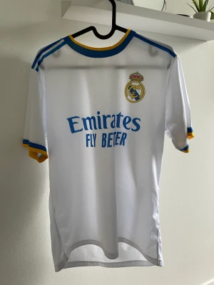 Realmadrid tröja - Realmadrid fotbollströja i stl S men passar även M Aldrig använd