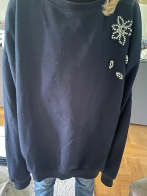 Tröja  - Jätte fin tröja men alldeles för står❣️jätte fin liten grej på axeln 