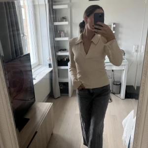 Beige tröja - Superskön och fin tröja som passar perfekt till hösten och skolan/jobbet. Sitter superfint! Toppskick, använd fåtal gånger.