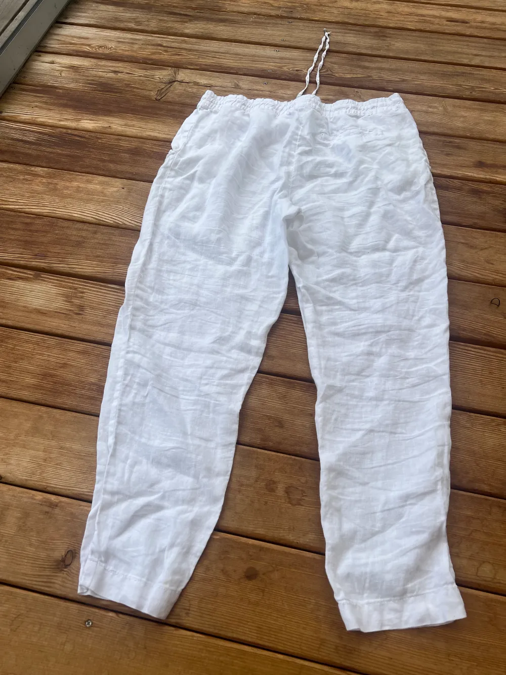 Vita linnebyxor från HM, är felfria och jättefina. Har stroleken 42 vilket ska motsvara M. Är 100% linne.. Jeans & Byxor.