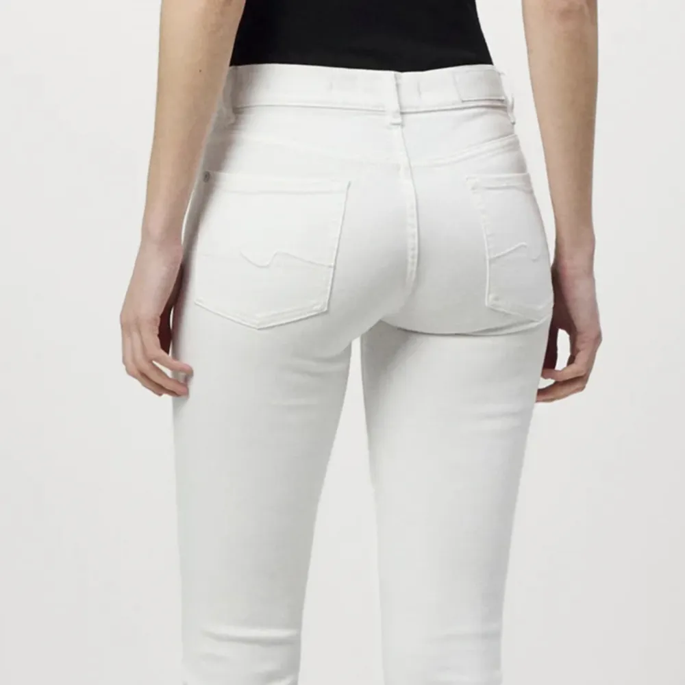 Säljer mina vita ”7 for all mankind”jeans. Långa på mig som är 176,5 (kolla bild). Anledningen att jag är intresserad av att sälja dom är för att jag inte använder de så jätte ofta och för att få ett bra rimligt pris på de. Högsta bud just nu 670 kr+frakt. Jeans & Byxor.