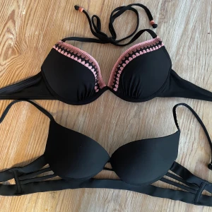 Push up bikinitoppar - Två bikinitoppar med push up. Den övre från HM storlek 70b. Den nedre från Nelly 75a. Båda för 20kr