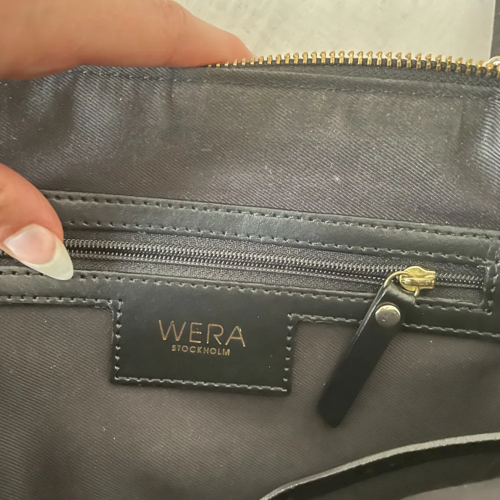 Säljer Wera väska som ja fick för nått år sedan och har stannat i garderoben för det mesta. Nyskick!❤️🤩. Väskor.