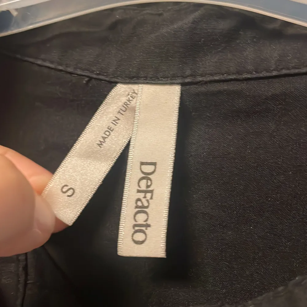 En svart skjorta från märket DeFacto i storlek S. Den är använd ett par gånger (3-4) men är som ny i skick. . Skjortor.