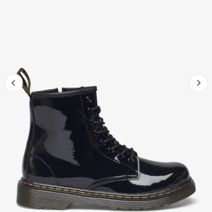 Dr martens  - Säljer mina svarta glansiga dr martens💕skriv för fler bilder