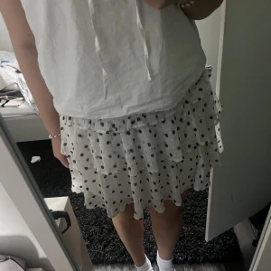 Kjol  - Fin prickig kjol, köpt föra sommaren väll andvänd men inget som syns💕