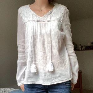 Blus - Jättefin vit blus med fina detaljer. 