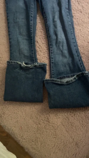 Jeans  - Säljer mina vero Moda jeans som tyvärr är försmå för mig, original pris 500. Dom har gått gått sönder nere vid fötterna men det är inget som syns när man har på sig dom.