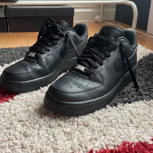 Nike air force  - Tjenare, säljer mina Nike airforce i färgen svart, andvända 2 gånger, dom är i absolut nyskick Nypris ligger på 1500 