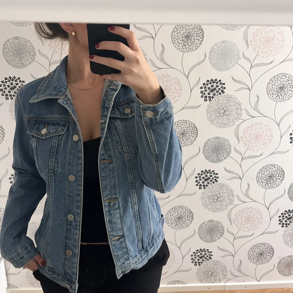 Säljer denna jeansjackan från Boohoo, endast använd 1 gång och är i jättefint skick. Den är lite oversize i modellen. . Takit.