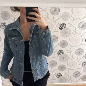 Jeansjacka - Säljer denna jeansjackan från Boohoo, endast använd 1 gång och är i jättefint skick. Den är lite oversize i modellen. 