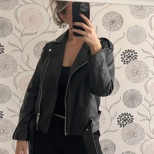 Skinnjacka - Skinnjacka från missguided, använda ej längre men i väldigt bra skick. Storlek 36! Superfin till hösten🍂