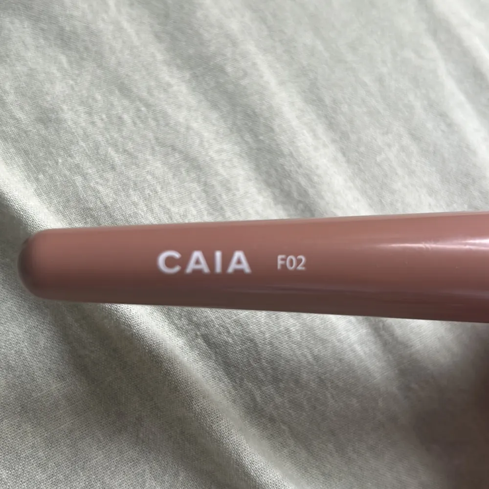 Säljer en av Caias sminkborstar. Har aldrig använt bara testat 1 gång! Kan användas för  highlighter och contour.. Övrigt.