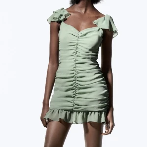 klänning med volang - suuperfin klänning köpt ifrån zara, använd endast en gång 🦋 säljer för 279kr