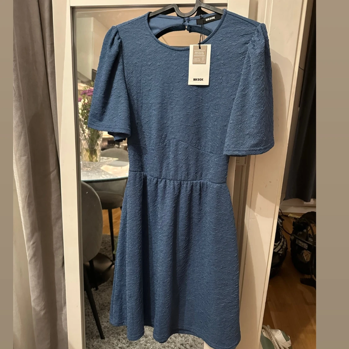 Marinblå klänning med öppen rygg