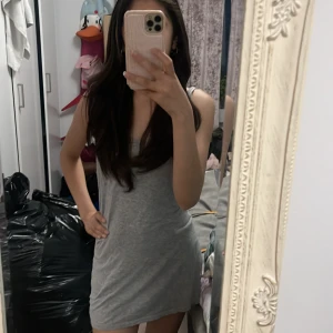 Grå ”klänning” - En grå klänning som knappast har blivit använd och är i bra skick