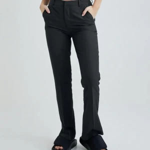 Kostymbyxor  - Kostymbyxor från Bikbok i modellen ”Vilma”. Använda en gång så byxorna är i nyskick, nypriset är 500kr✨