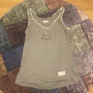 Odd Molly linne - Praktiskt taget oanvänt odd molly linne. Köpt second hand. Strl 1 motsvarar S. För en bild på fötterna utan strumpor swisha 50!