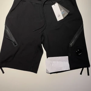 CP COMPANY SHORTS  - CP COMPANY SHORTS nypris:1700kr  Pris: 900 Kvitto och tags finns helt nya   Skicka iväg ett meddelande vid frågor eller funderingar! Finns i Sundsvall men kan fraktas över hela Sverige med fri spårbar frakt!