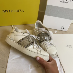 Valentino skor  - Hinner inte svara alla, så om ni vill köpa tryck på KÖP DIREKT!❤️  Unika valentino skor i fint skick, men använda. Kvitto, box och dustbag ingår. Stl 37, men passar mig som har 38💗 